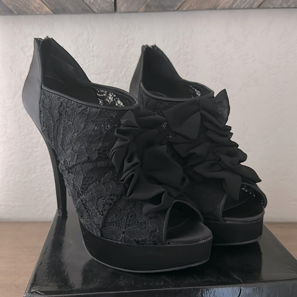 Lace platform heels - Kardashian Kollection - style- Washington DC - size 9.5
